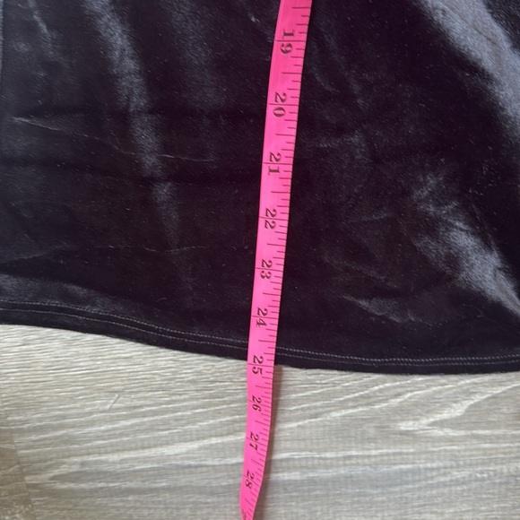 TUCKERNUCK POMANDER PLACE Black Velvet Finley Flutter Sleeve Top medium - Picture 8 of 10